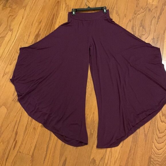Topia Medium High/Low gauchos.  (High sides).  Plum color - Picture 2 of 8
